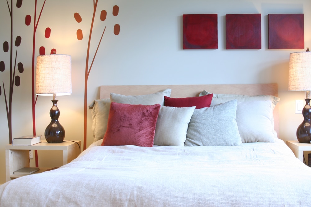 HOW TO MAKE A KING-SIZE BED WORK IN A SMALL ROOM