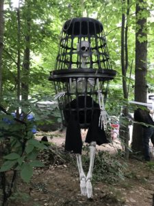 Hanging cages DIY for a pirate Halloween party